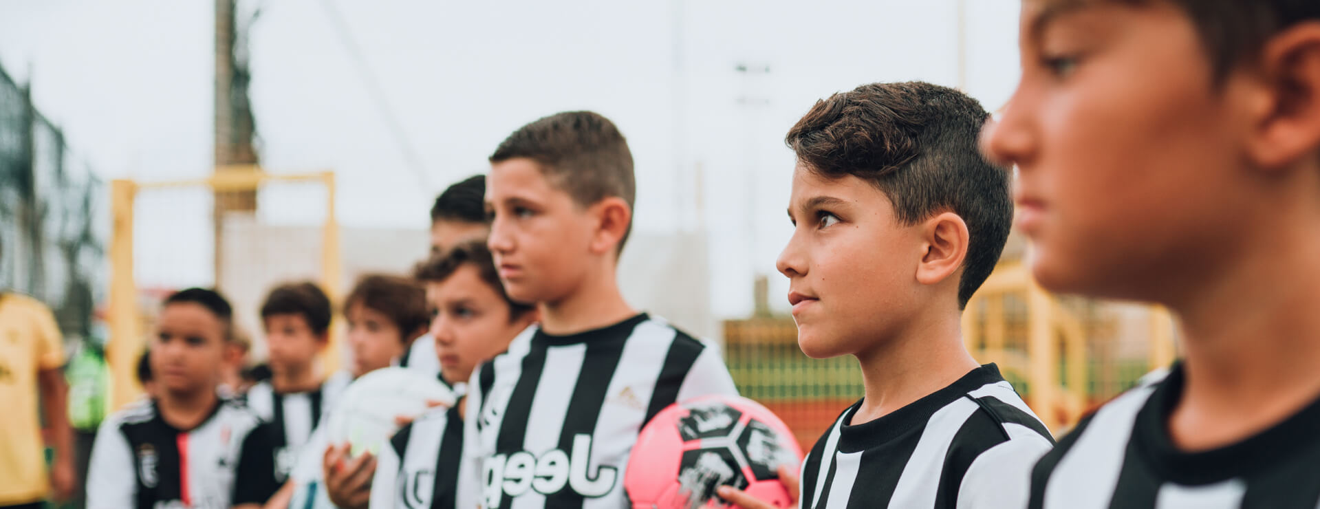 Діти у формі Juventus Academy з м’ячами на футбольному полі