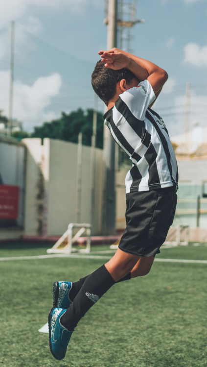 Гравець Juventus Academy виконує рухову вправу на полі
