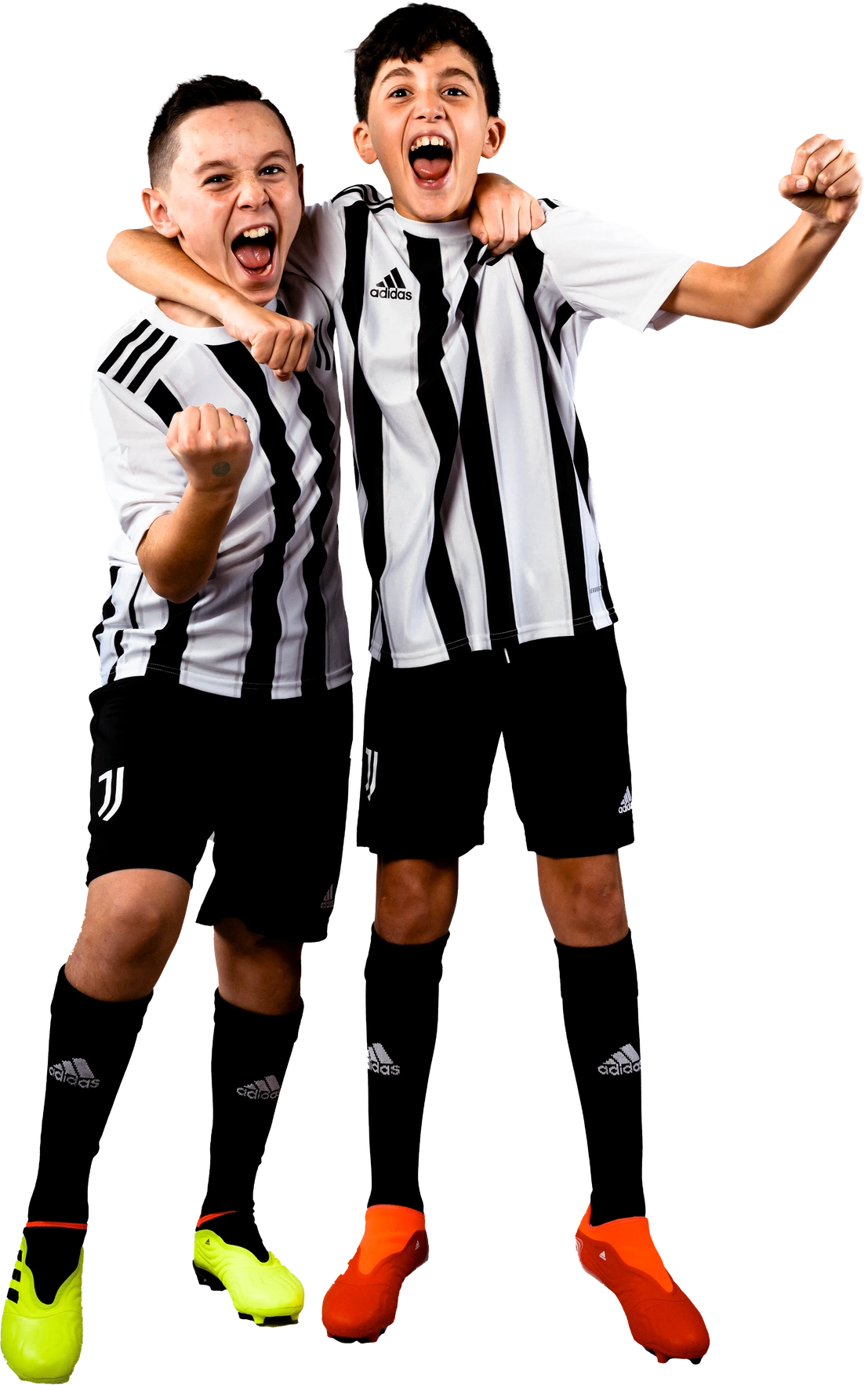 Двоє друзів у футболках Juventus святкують разом